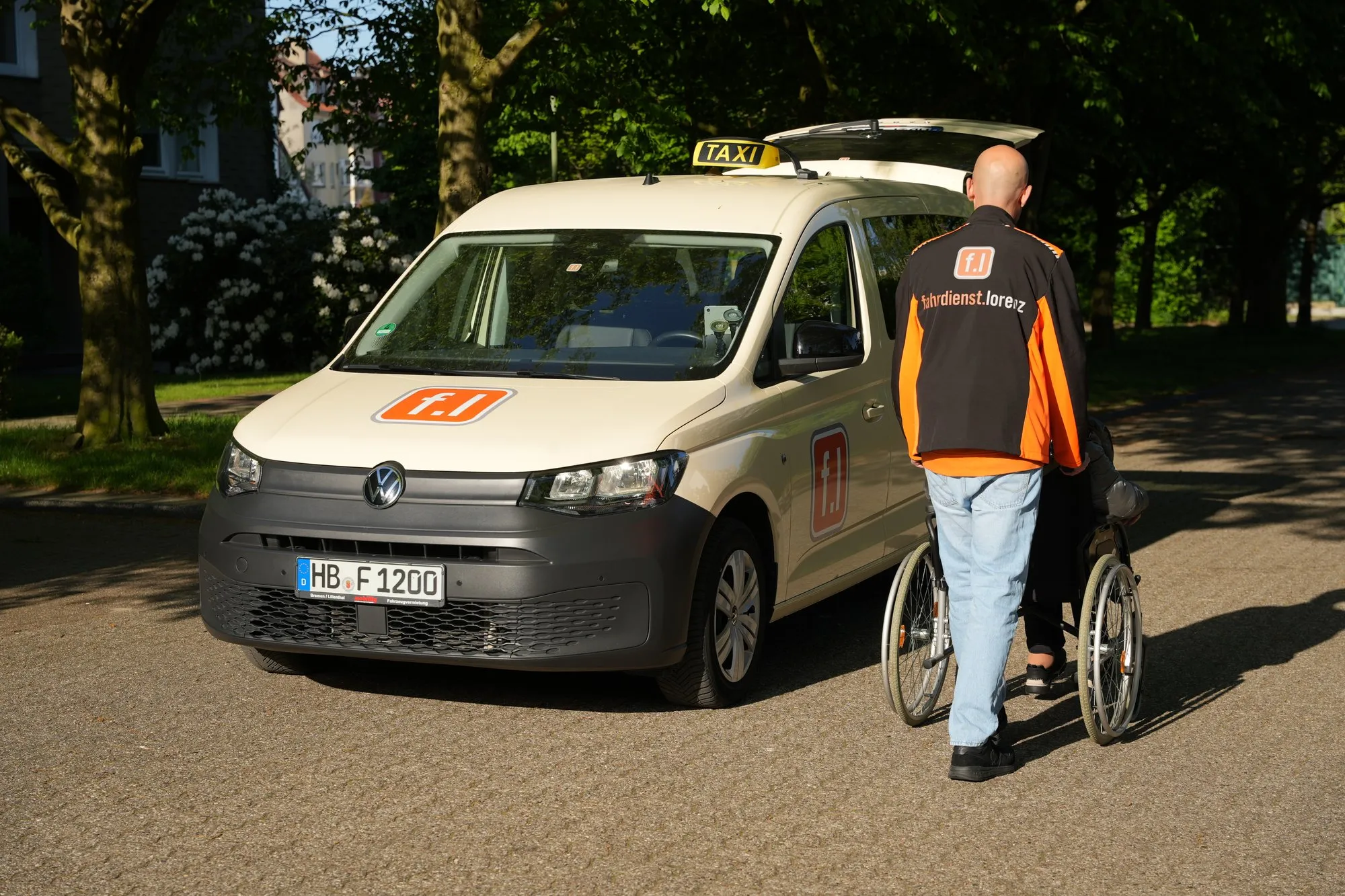 Fahrdienst Lorenz – Fahrer hilft Fahrgast im Rollstuhl beim Einstieg