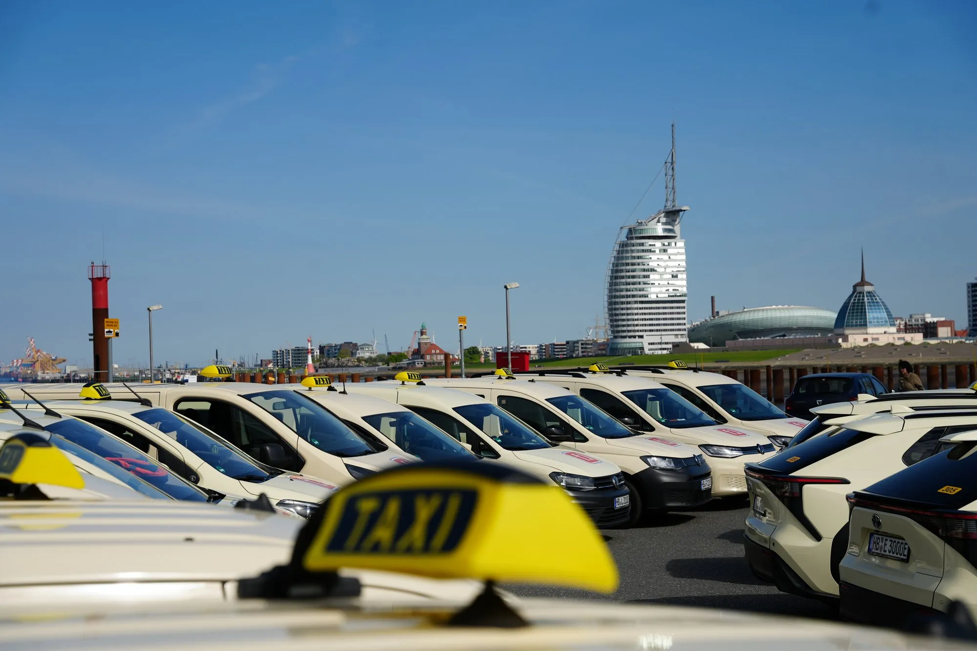 Fahrdienst Lorenz – Taxiflotte am Hafen mit Blick auf das Atlantic Sail City Hotel