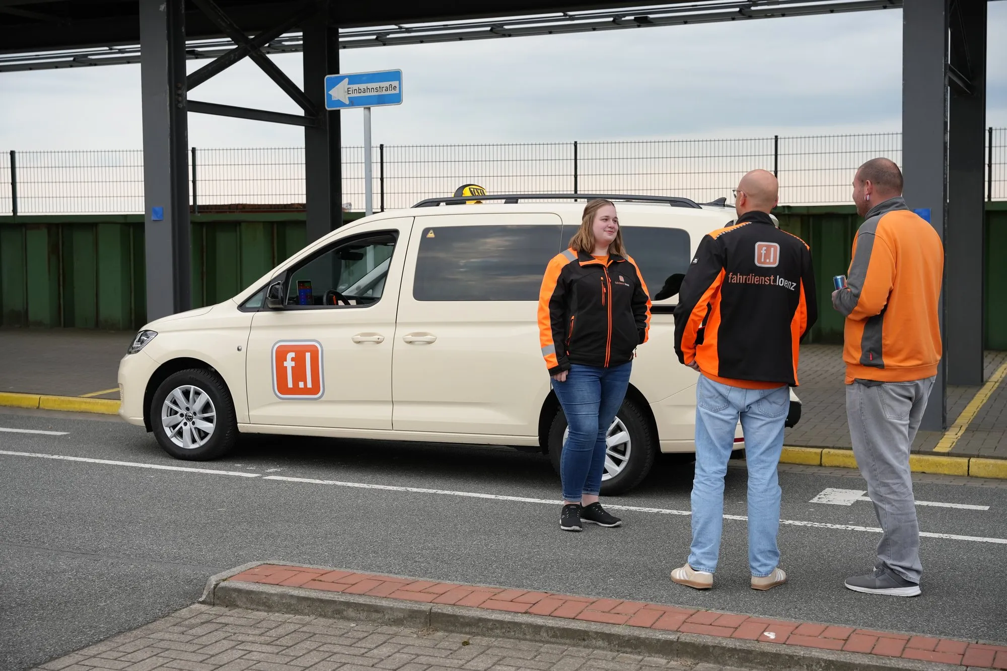 Fahrdienst Lorenz – Team im Gespräch am Fahrzeug